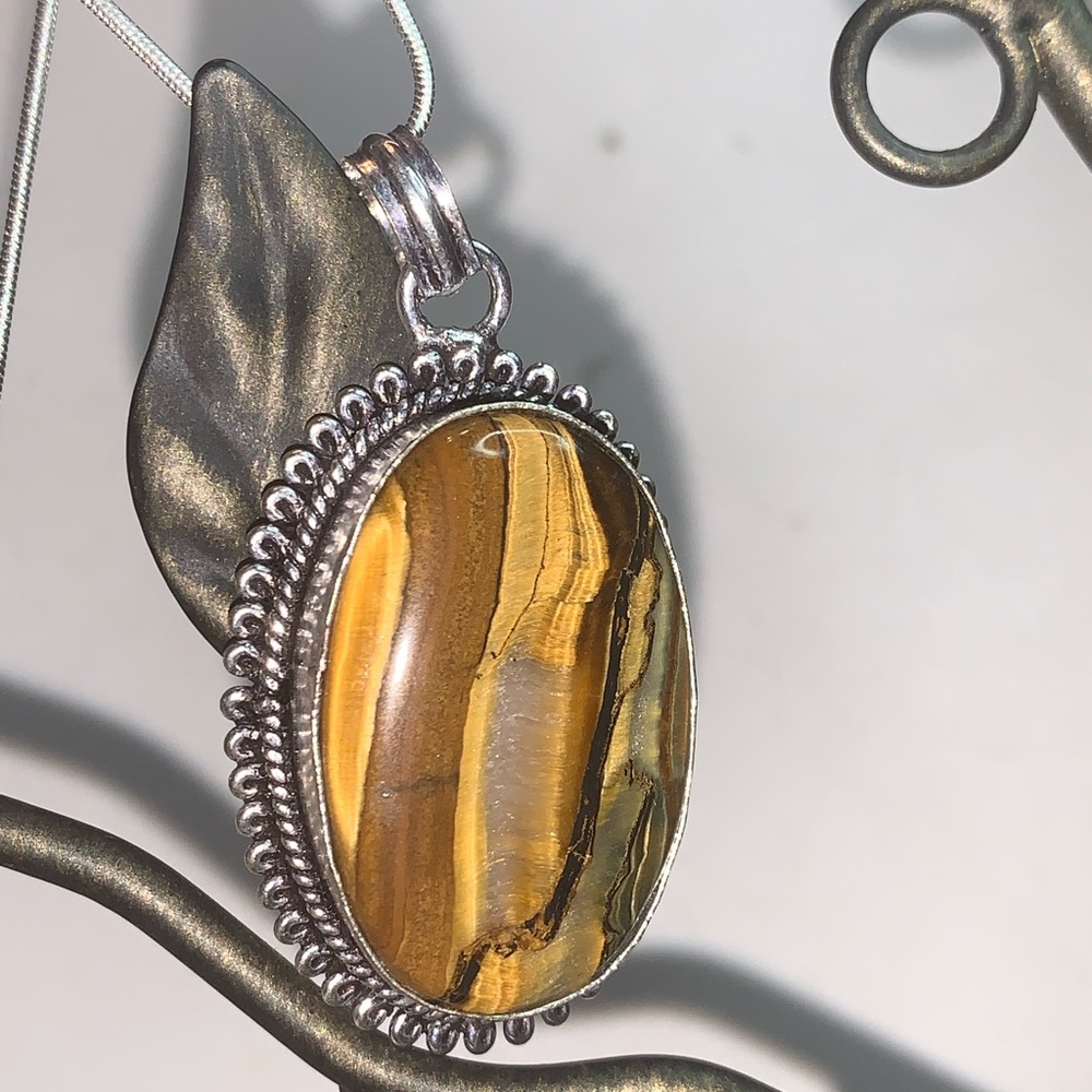 Tiger eye and silver pendant in a silver chain. - Picture 1 of 8